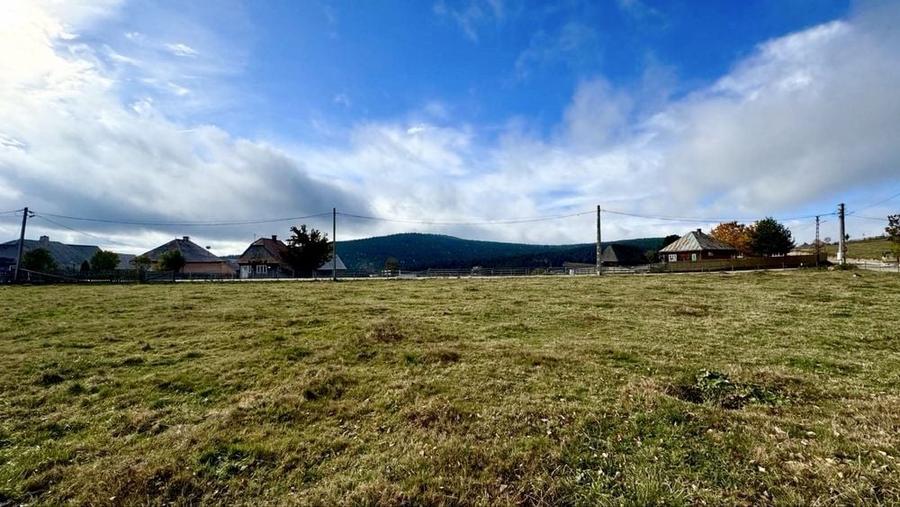 Teren de 11400 mp, în Măguri