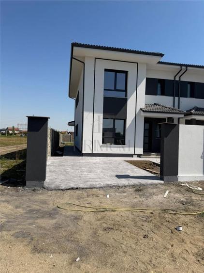 Casă cu 4 camere cu Teren 370 Mp în Moșnița Veche