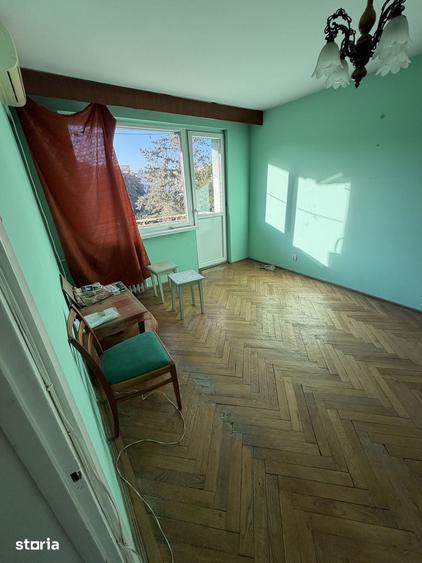 Apartament cu 3 camere semidecomandat în Calea București