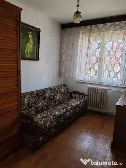 Apartament cu 3 camere semidecomandat în Central