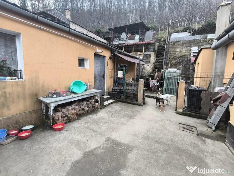 Casă cu 5 camere cu Teren 180 Mp în Muncitoresc