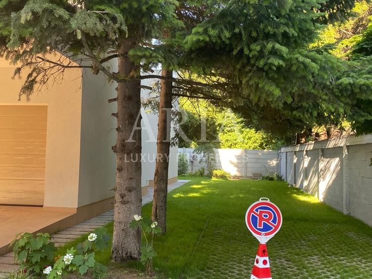 Casă individuală cu 7 camere cu Canalizare în Iancu Nicolae