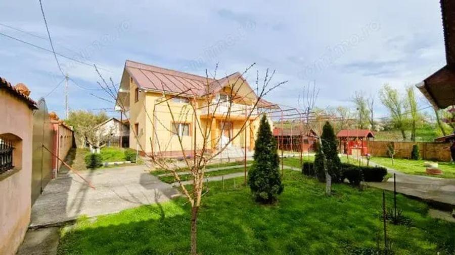 Casă cu 5 camere cu Teren 1500 Mp în Turia