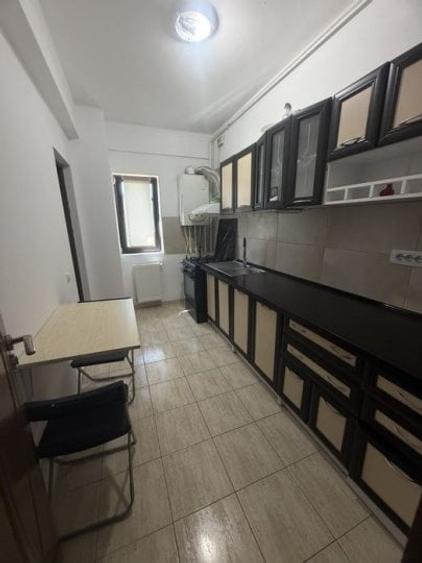 Apartament cu 3 camere semidecomandat, mobilat în Sisești