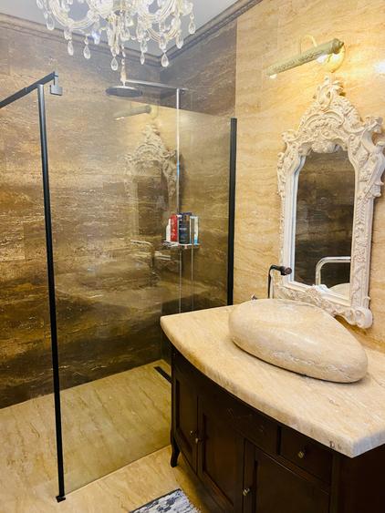 Casă individuală cu 9 camere cu Canalizare în Central