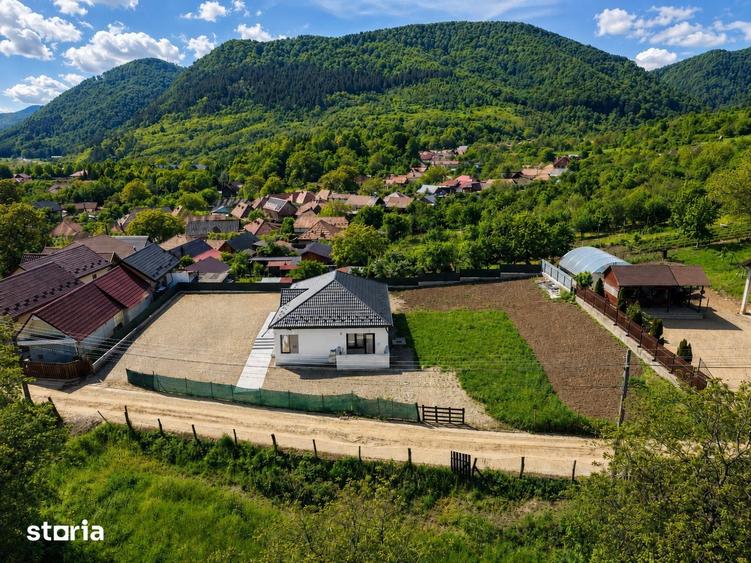 Casă cu 4 camere cu Teren 1344 Mp în Oituz