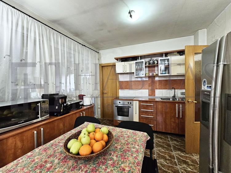 Casă individuală cu 8 camere cu Canalizare în Central