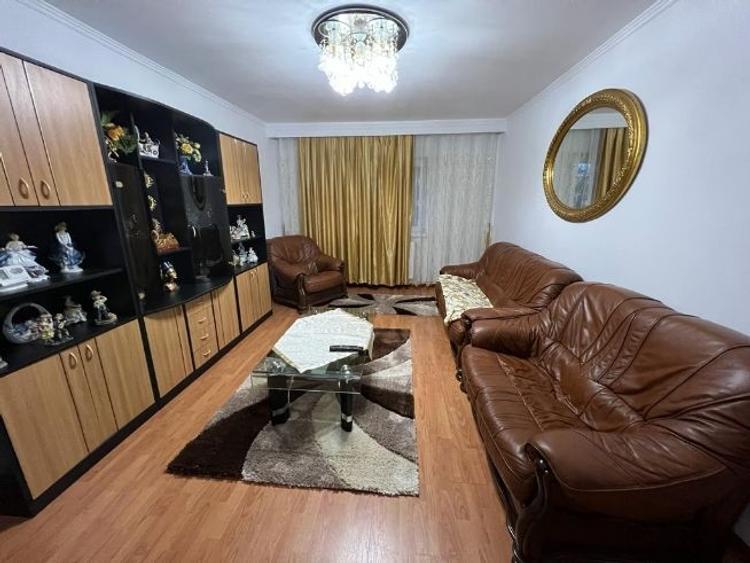 Apartament cu 3 camere decomandat, mobilat în Faleza Nord