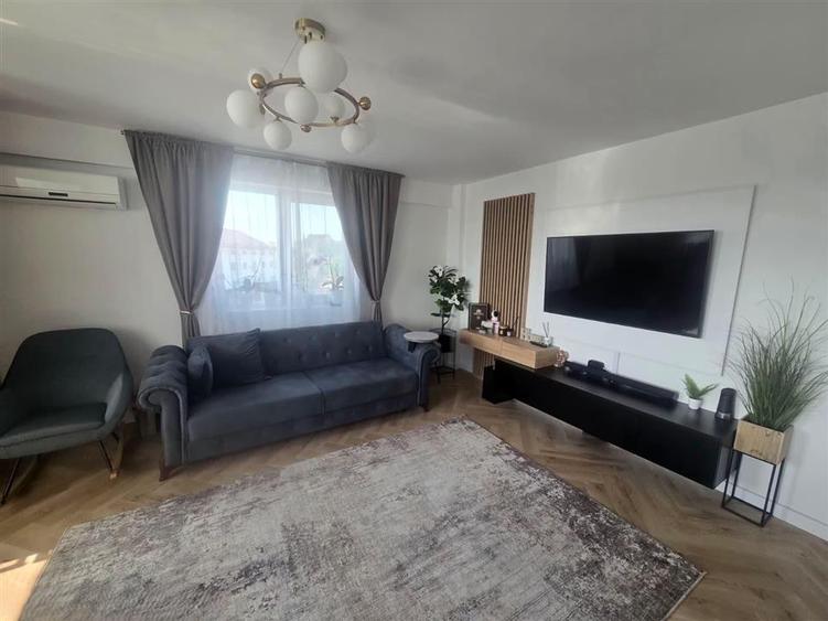 Apartament cu 3 camere decomandat, mobilat în Șcheia