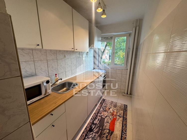 Apartament cu 3 camere semidecomandat în Girocului