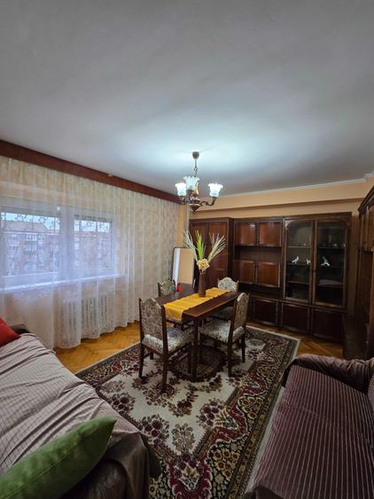 Apartament cu 3 camere decomandat în Decebal