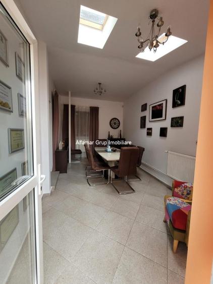 Casă cu 9 camere cu Canalizare în 13 Septembrie