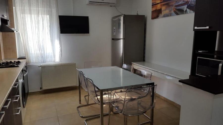 Apartament cu 3 camere decomandat în Vitan