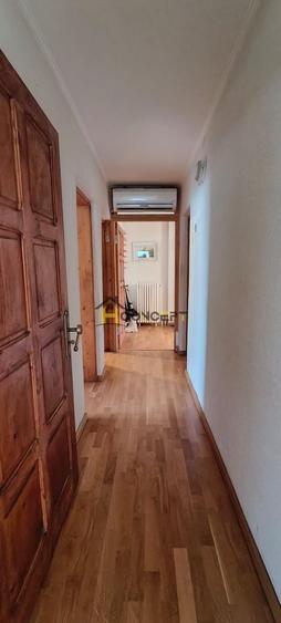 Casă individuală cu 7 camere cu Canalizare în Central
