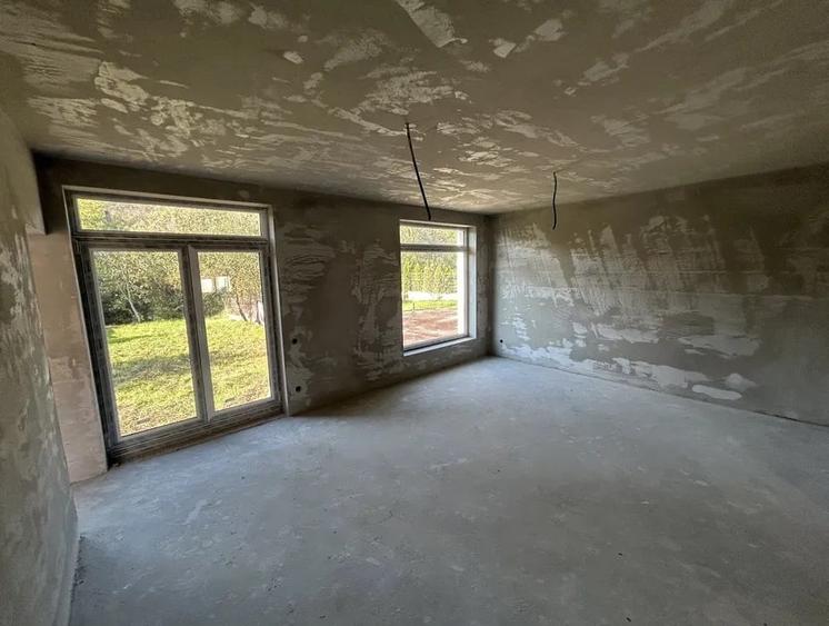 Casă individuală cu 4 camere cu Canalizare în Dâmbul Rotund