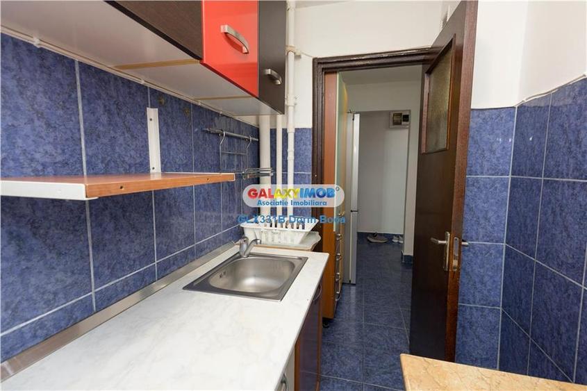 Apartament cu 3 camere semidecomandat în Tei