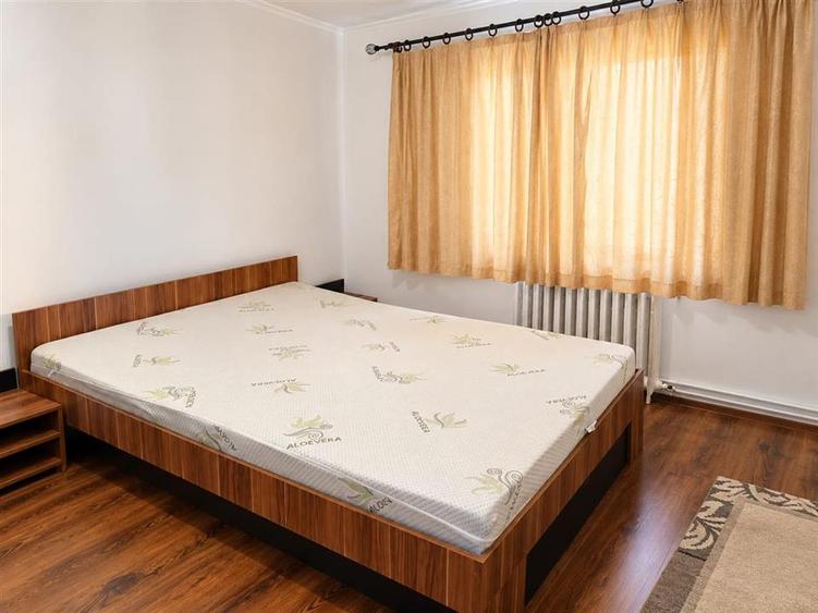 Apartament cu 3 camere decomandat, mobilat în Vasile Aaron
