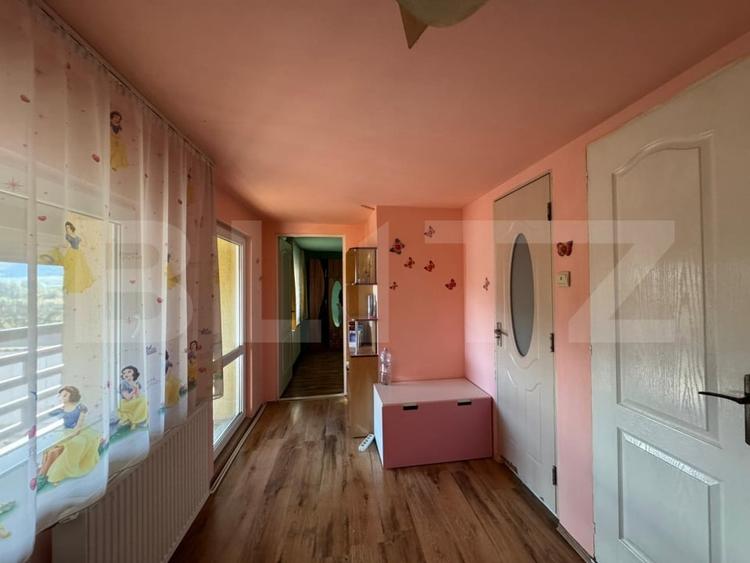 Casă individuală cu 6 camere cu Garaj în Șoimuș