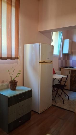 Garsonieră decomandată în Girocului