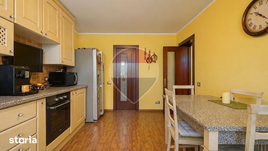 Casă cu 7 camere cu Teren 519 Mp în Cristian