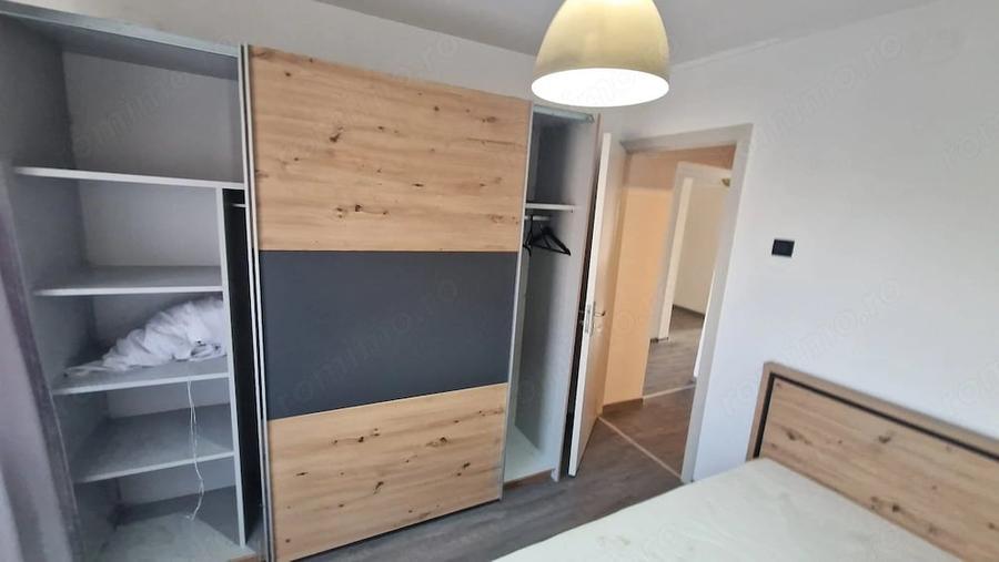 Apartament cu 3 camere decomandat în Girocului