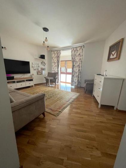 Apartament cu 3 camere semidecomandat în Colentina