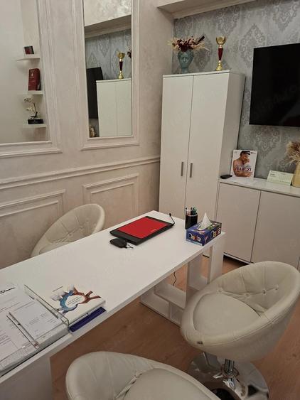 Casă cu 10 camere cu Teren 200 Mp în Romană