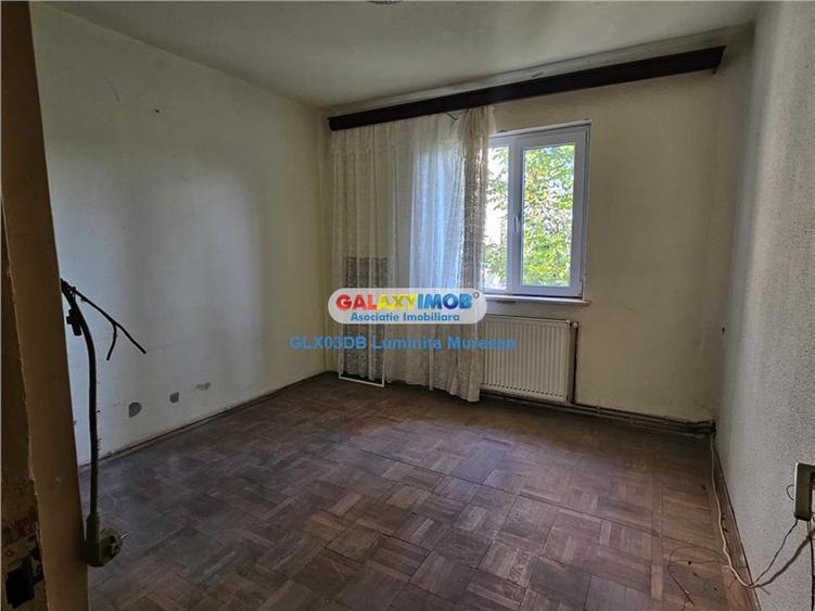Apartament cu 3 camere semidecomandat în Micro 6