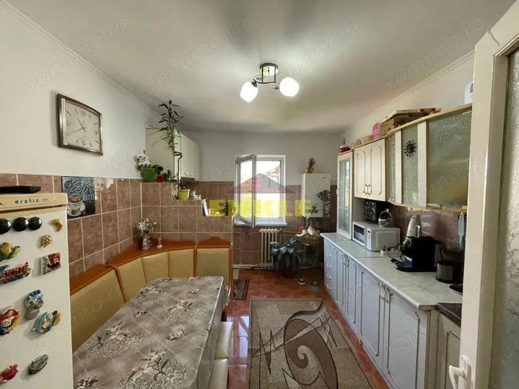 Apartament cu 4 camere decomandat în Central