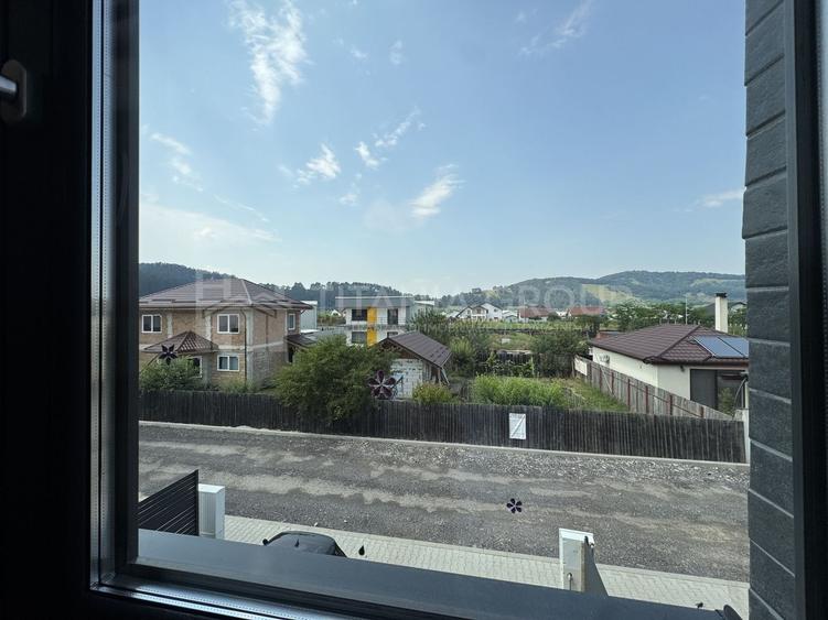 Duplex cu 3 camere cu Canalizare în Sânpetru