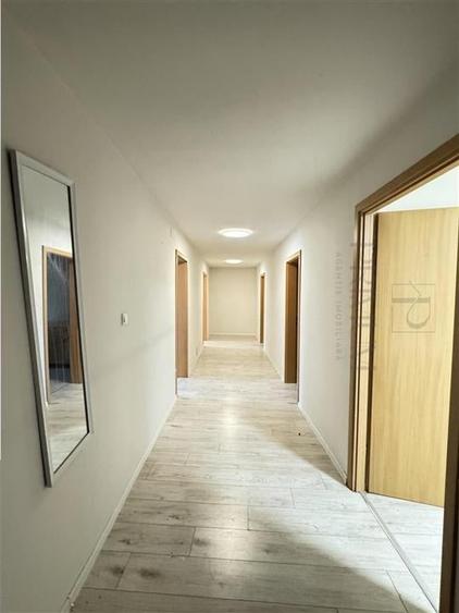 Casă individuală cu 10 camere cu Canalizare în Lunei