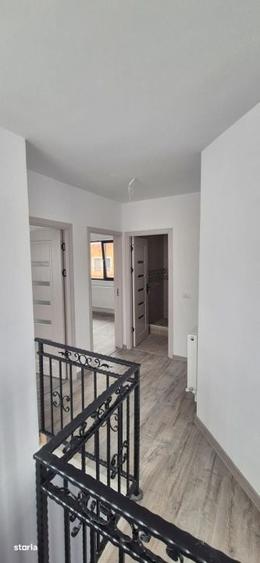 Casă cu 4 camere în Lumina