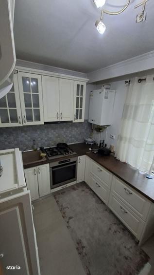 Apartament cu 3 camere decomandat în Eremia
