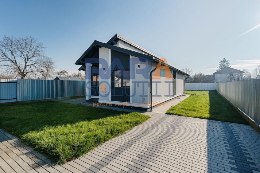 Casă individuală cu 3 camere cu Canalizare în Est