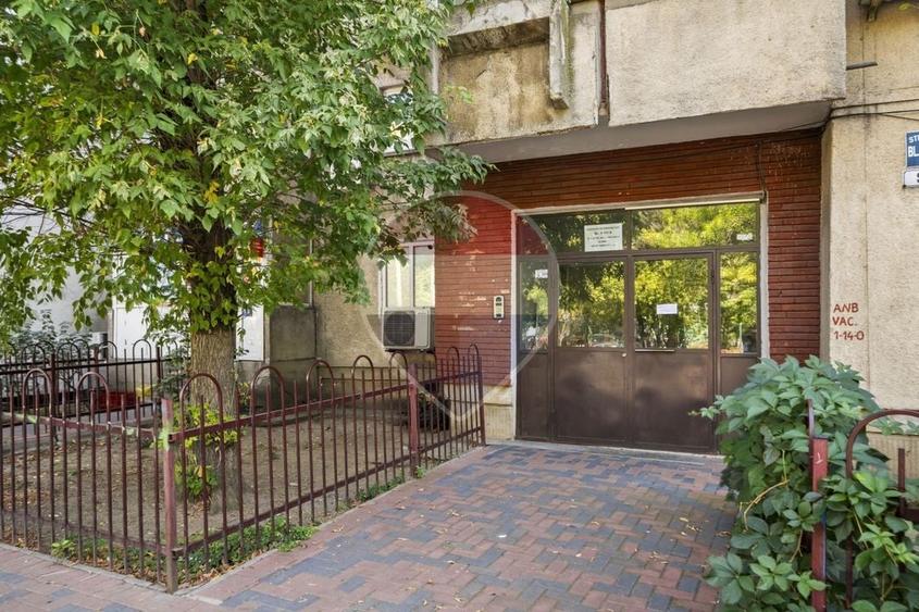 Apartament cu 3 camere semidecomandat, mobilat în Vitan Mall