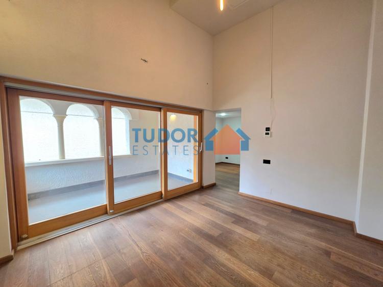 Casă individuală cu 10 camere cu Teren 150 Mp în Capitale