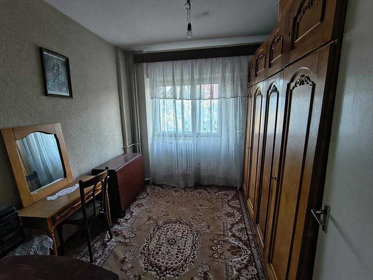 Apartament cu 3 camere decomandat în Pod