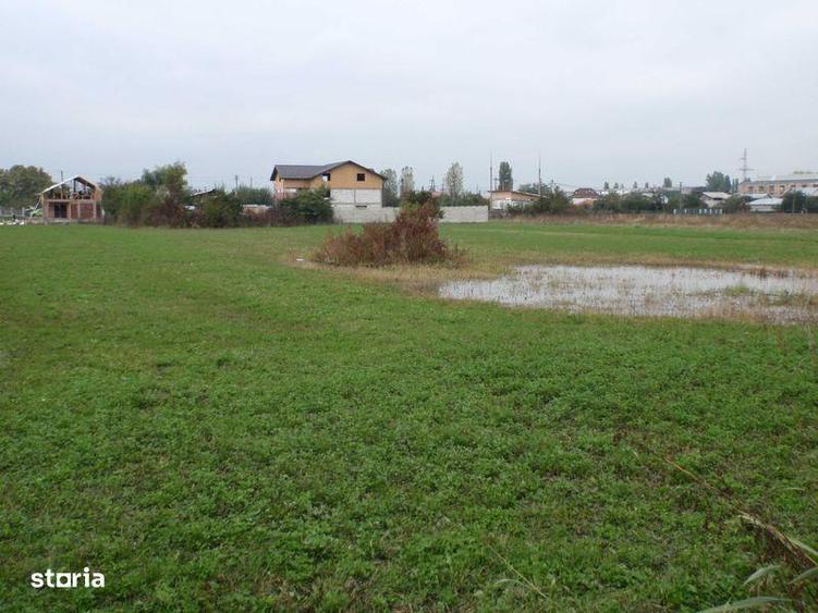 Teren de 4400 mp, în Boldești