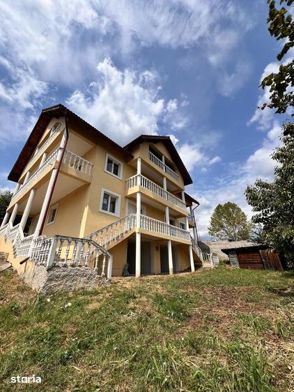Casă cu 6 camere cu Teren 732 Mp în Central