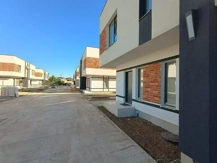 Casă cu 4 camere cu Canalizare în Theodor Pallady
