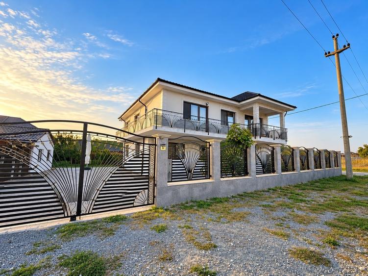 Casă individuală cu 6 camere cu Canalizare în Corbu