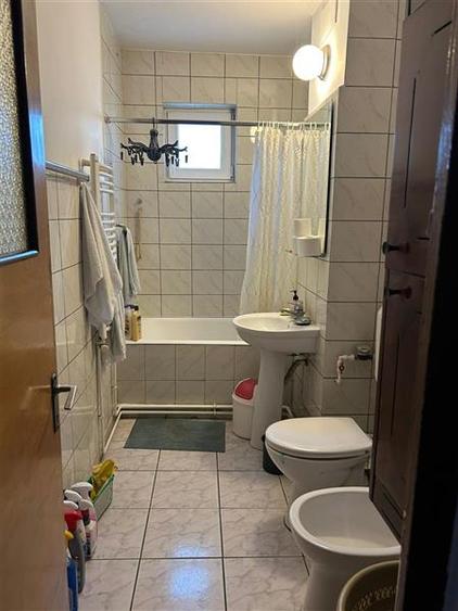 Apartament cu 3 camere decomandat, mobilat în Central