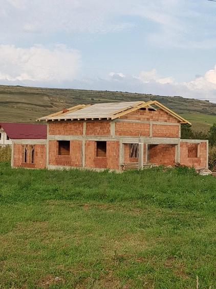 Casă cu 4 camere cu Teren 1800 Mp în Gădălin