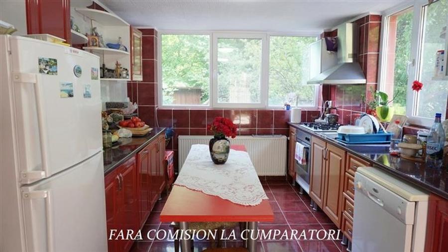 Apartament cu 3 camere decomandat în Sud