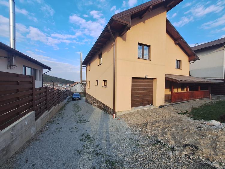 Casă individuală cu 5 camere cu Canalizare în Câmpenești
