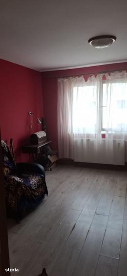 Apartament cu 3 camere decomandat în Dârste