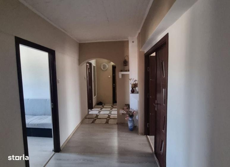 Apartament cu 4 camere decomandat în Nicolina