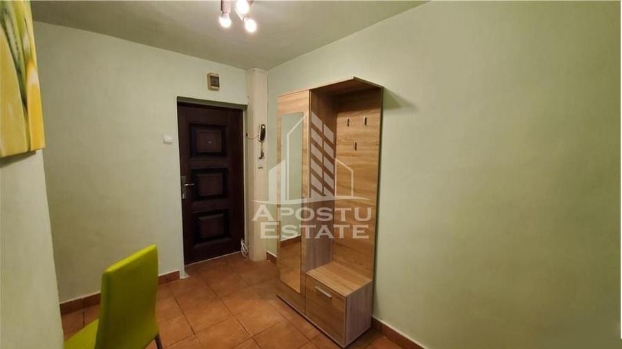Garsonieră decomandată în Girocului