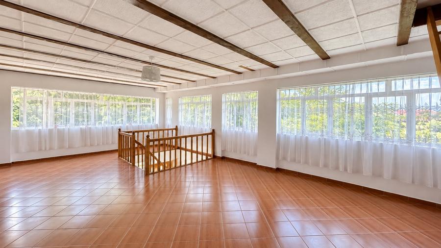 Casă individuală cu 7 camere cu Canalizare în Filipeștii de Pădure