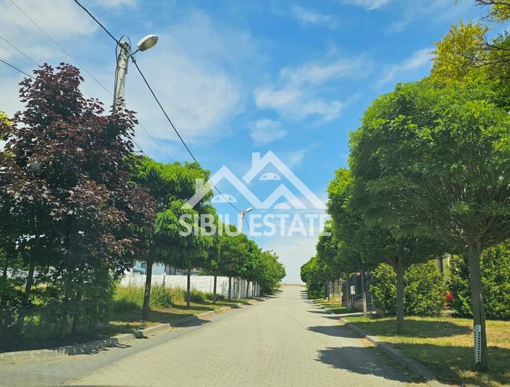 Duplex cu 4 camere cu Canalizare în Roșia